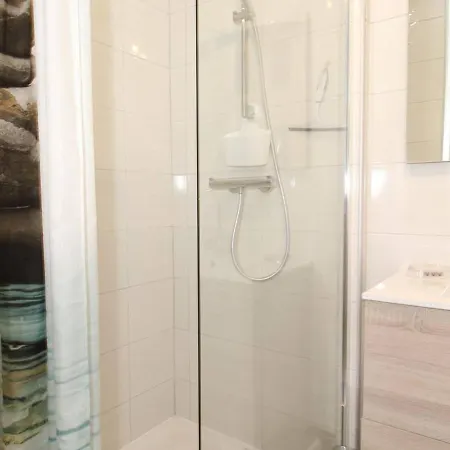 Bel T2 Avec Loggia A 2 Min Des Thermes, Wi-fi, Classe 2 Etoiles - Fr-1-553-211 شقة بالاروك ليه بان